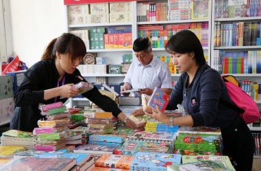 北京书市迎客50余万人次 市民找回旧书淘宝的乐趣